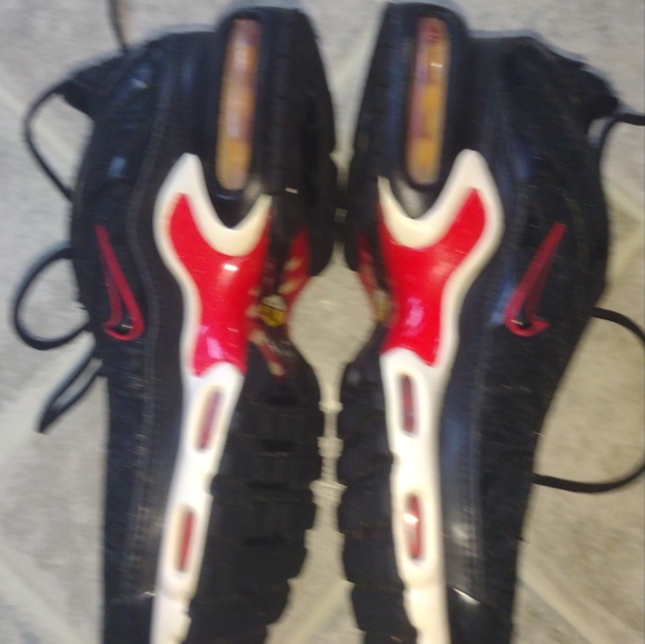 Nike(2018) Black and Red Women's Sneakers - Picture 12 of 14